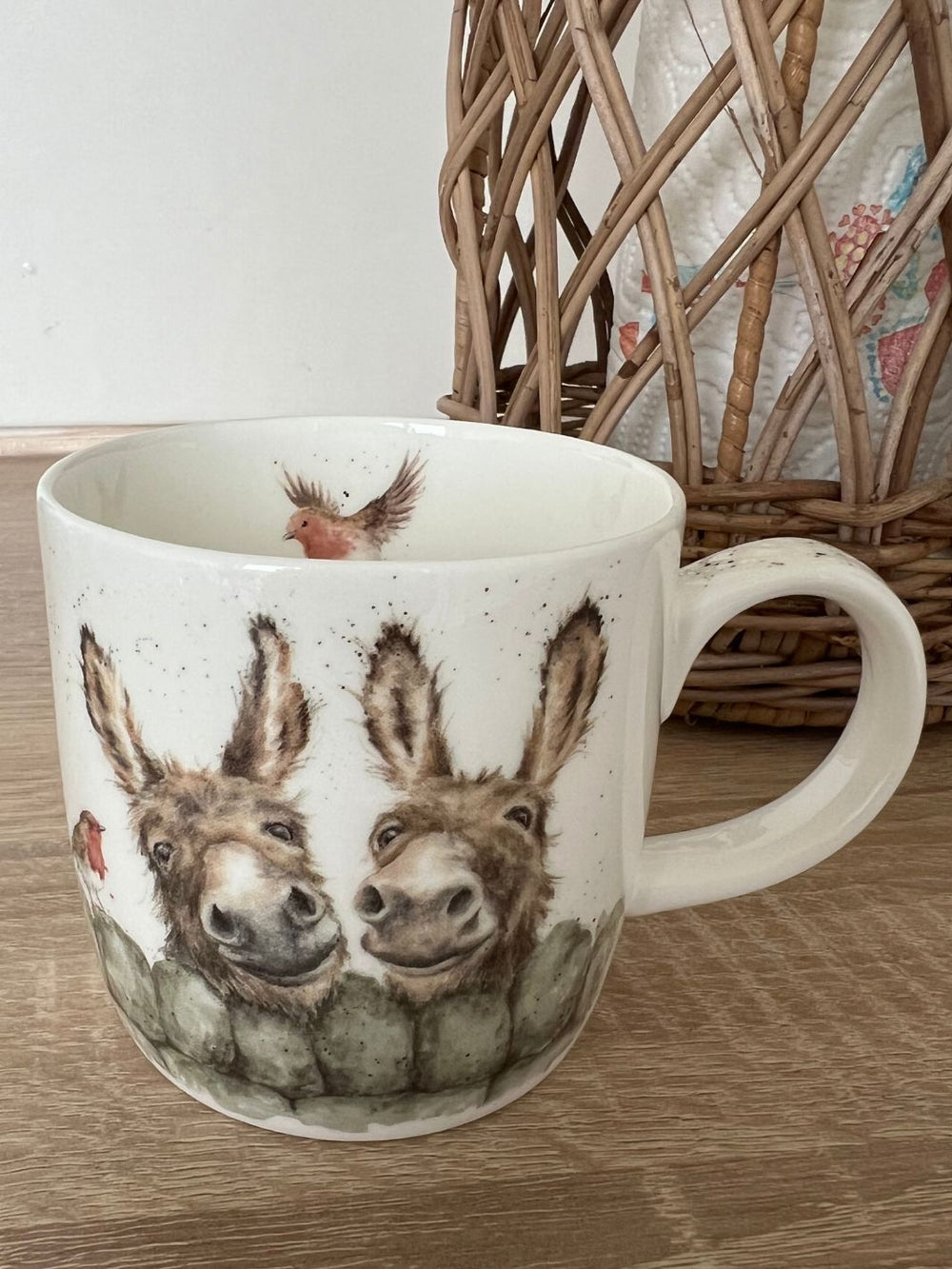 Esel mit Rotkehlchen Mug von Wrendale Designs