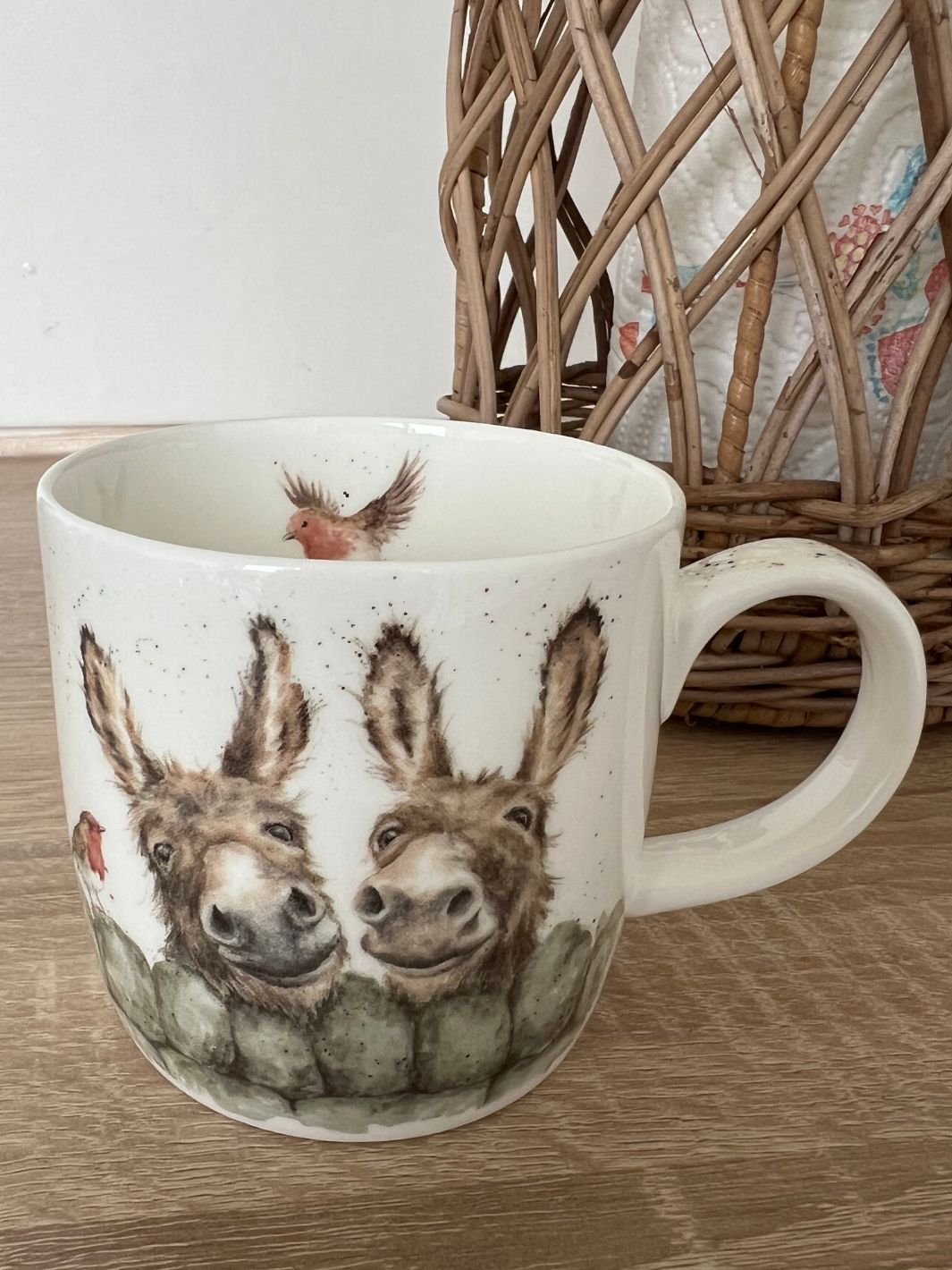 Esel mit Rotkehlchen Mug von Wrendale Designs