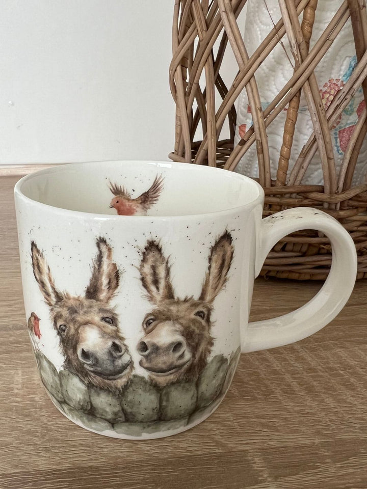 Esel mit Rotkehlchen Mug von Wrendale Designs