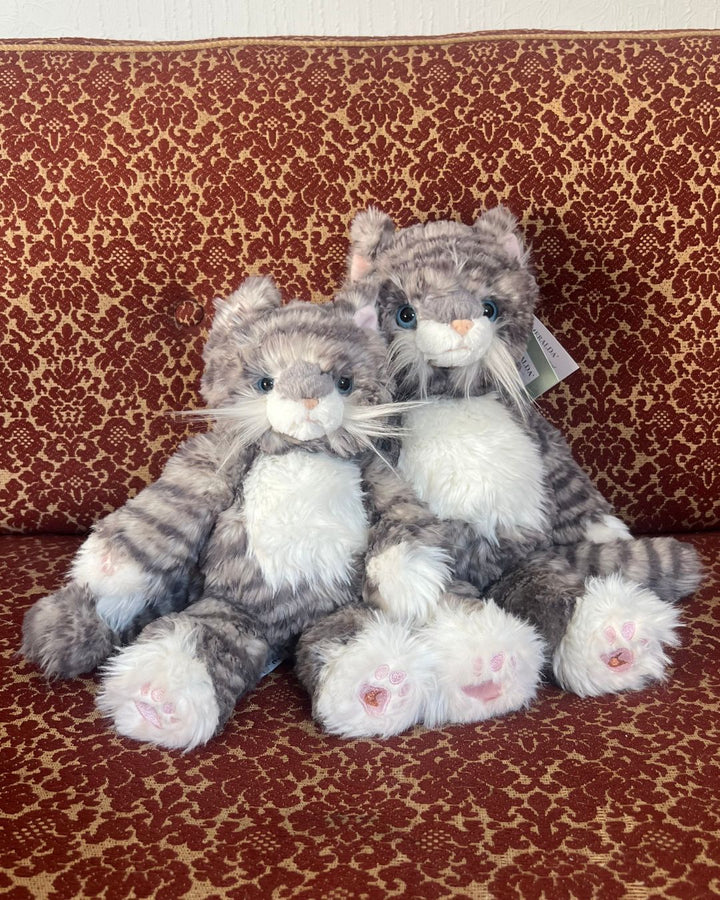 Zwei Esmeralda Kuscheltier Katzen in beiden Größen von Wrendale Designs.