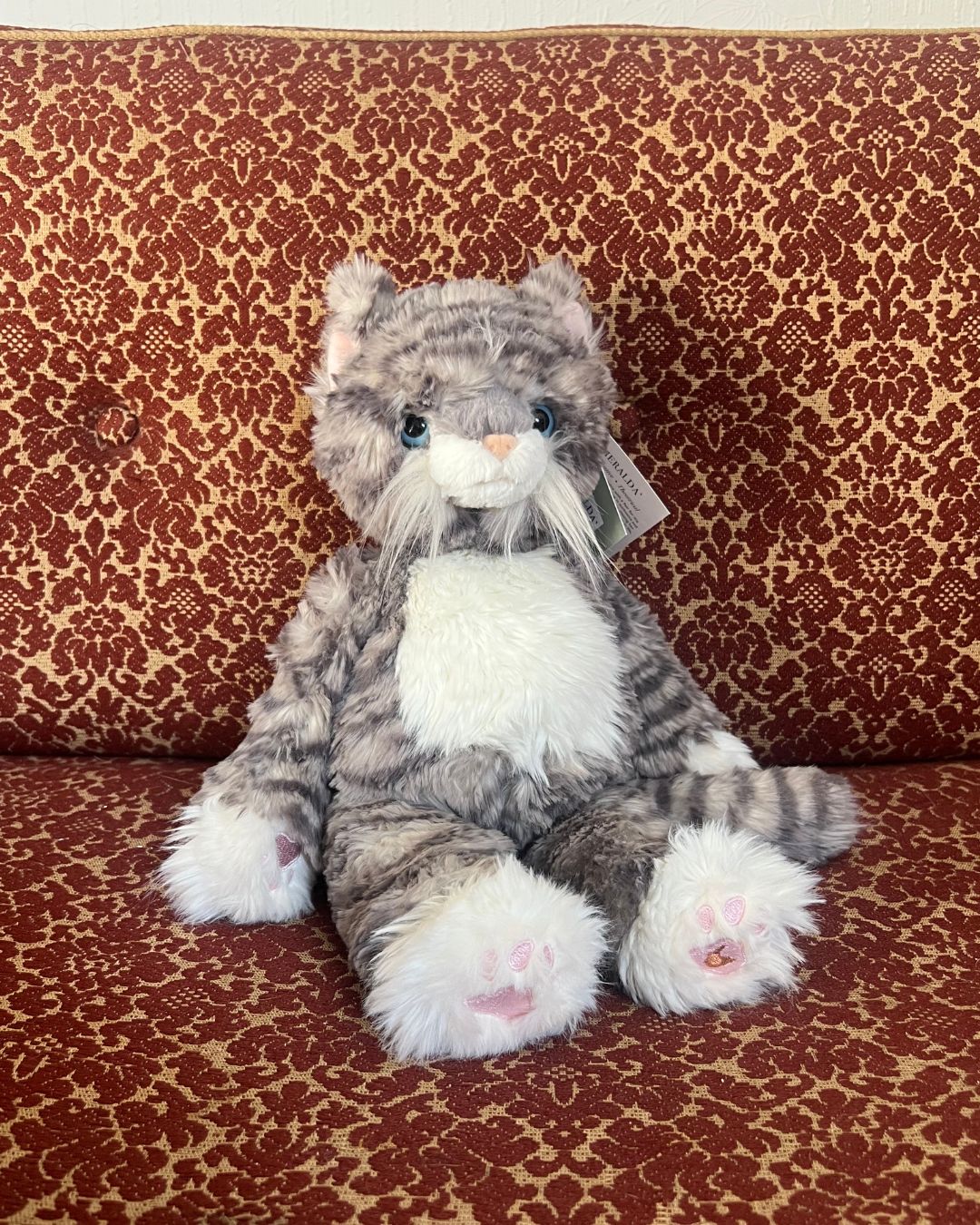 Großes Katzen Kuscheltier Esmeralda von Wrendale Designs.