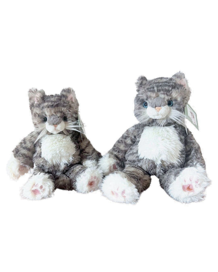 Katzen Kuscheltiere Esmeralda nebeneinander in den Größen M und L von Wrendale Designs.