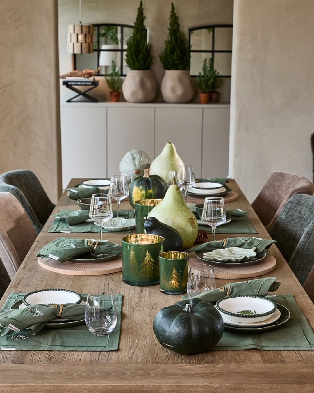 Tischdeko mit Kürbissen, Gläsern und Autumn Leaf Plate von Rivièra Maison