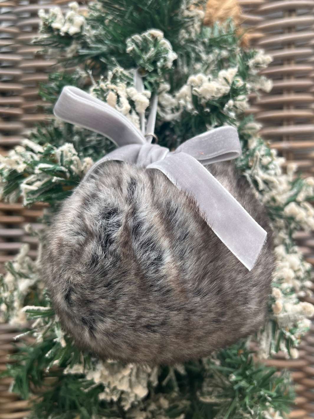 Weihnachtsbaumkugel Fabulous Faux Fur aus Kunstfell von Rivièra Maison