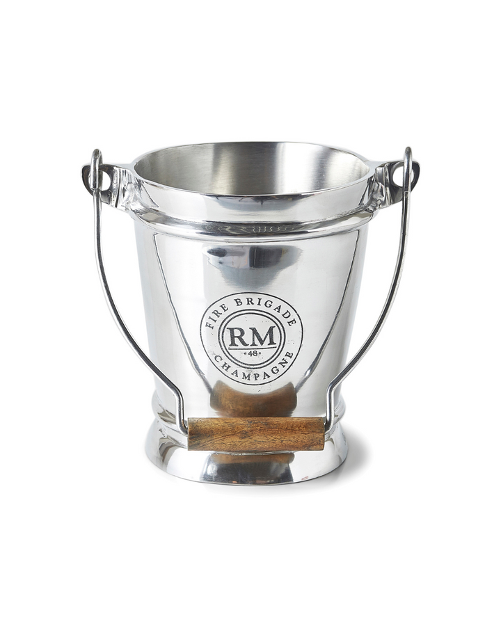 Der Fire Brigade Weinkühler von Rivièra Maison aus silberfarbenem Metall mit markantem RM-Logo und Henkel mit Holzgriff vor weißem Hintergrund.