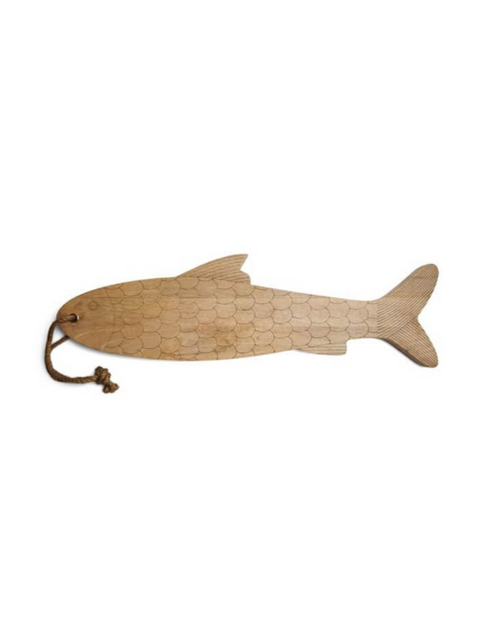 Holzschneidebrett in Form eines Fisches mit eingravierten Schuppen und Seilschlaufe von Rivièra Maison vor weißem Hintergrund.