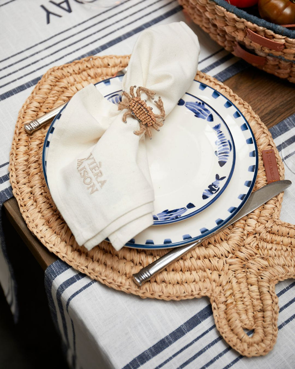 Fisch Tischset dekoriert mit dem Como Catch Geschirr von Rivièra Maison.