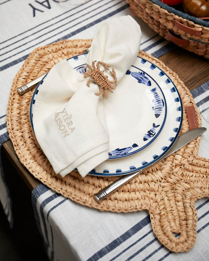 Fisch Tischset dekoriert mit dem Como Catch Geschirr von Rivièra Maison.