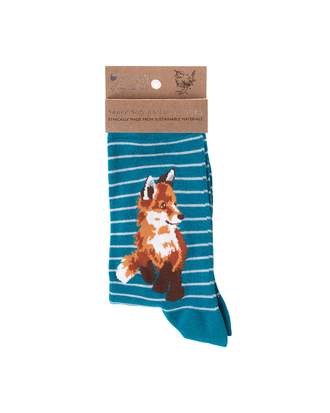 Petrol gestreifte Fuchs Socken von Wrendale Designs mit der braunen Verpackung vor weißem Hintergrund.