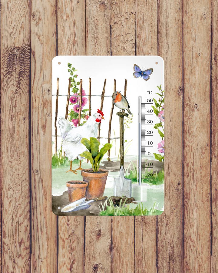 Thermometer Garten vom  Grätz Verlag mit Hühner-Motiv von Daniela Drescher an einer Holzwand.