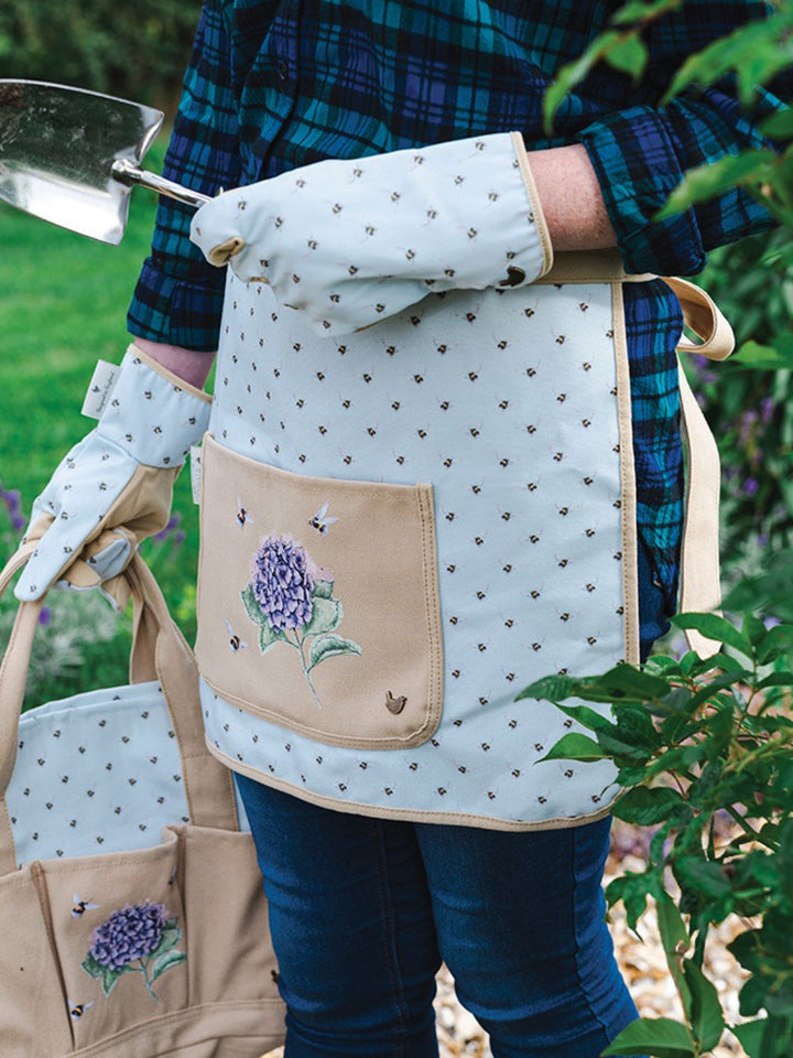 Hummel und Hortensienmotiv auf einer Gartenschürze von Wrendale Designs.