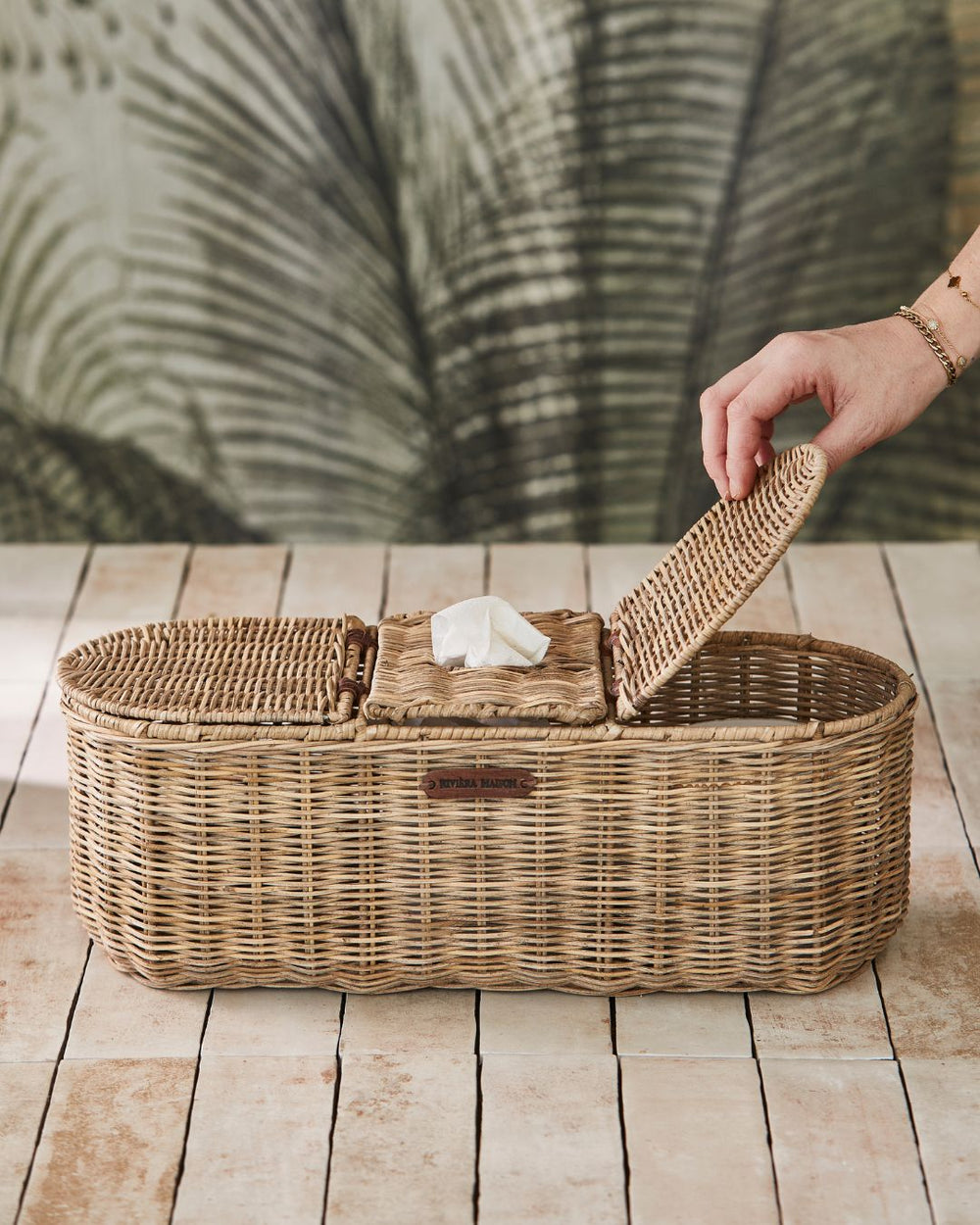 Geöffneter Rattan Korb von Rivièra Maison zur Aufbewahrung von Toilettenpapier.
