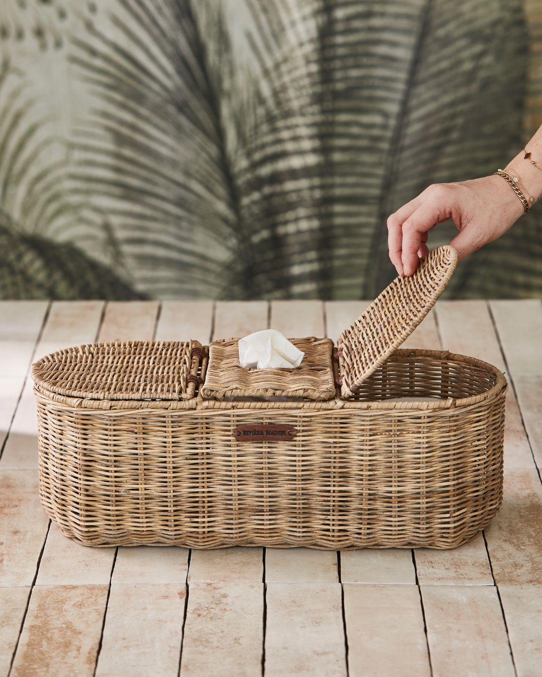 Geöffneter Rattan Korb von Rivièra Maison zur Aufbewahrung von Toilettenpapier.