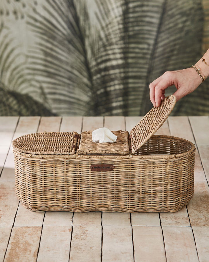 Geöffneter Rattan Korb von Rivièra Maison zur Aufbewahrung von Toilettenpapier.