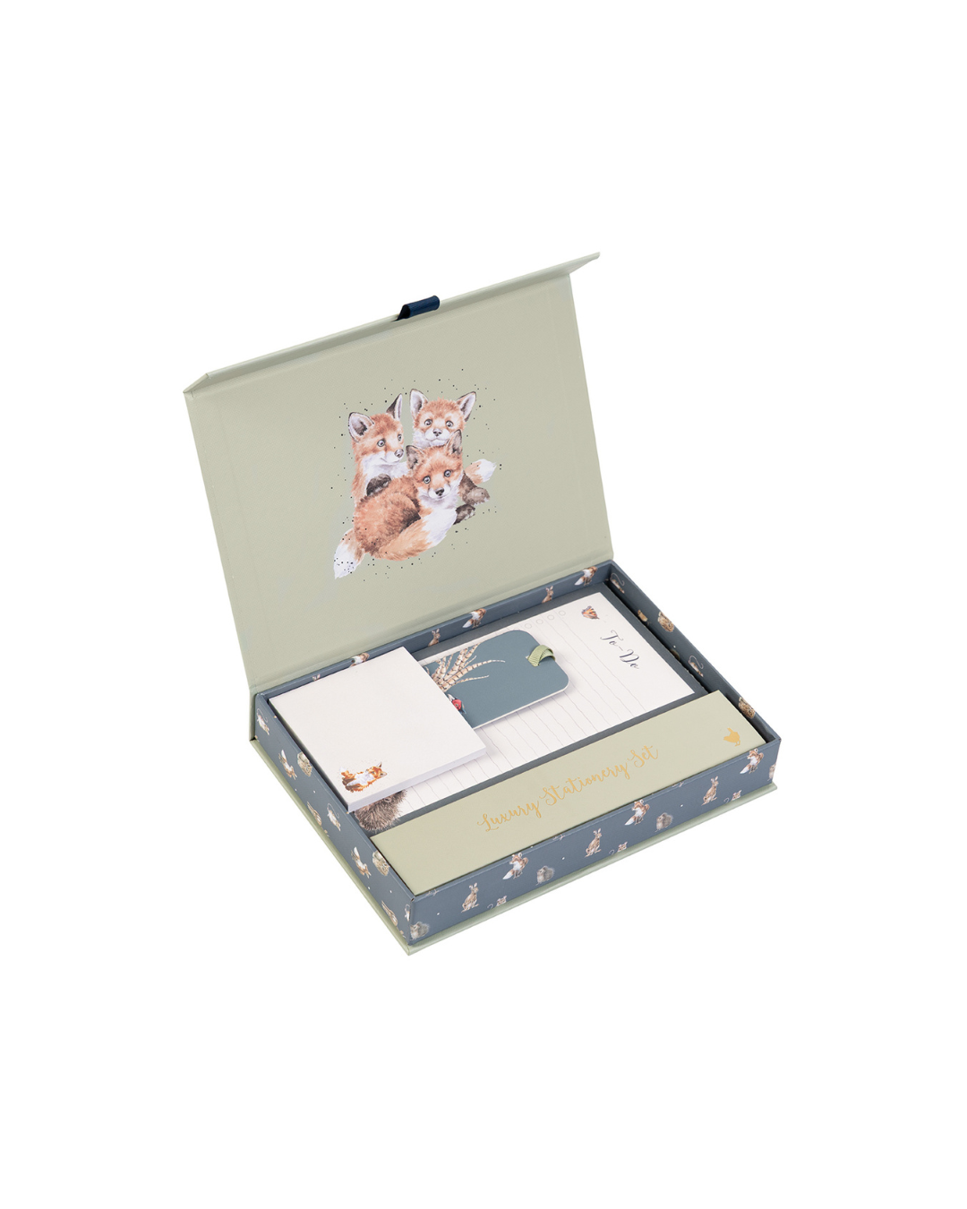 Offenes Schreibtisch-Set aus der Signature Stationary Kollektion von Wrendale Designs mit Fuchs-Illustrationen, enthalten sind Notizblock, To-Do-Block, Klebenotizzettel, Lesezeichen & Sticker, auf weißem Hintergrund.