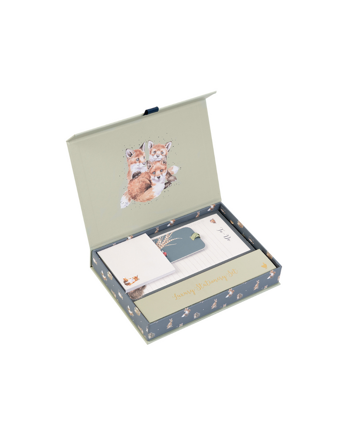 Offenes Schreibtisch-Set aus der Signature Stationary Kollektion von Wrendale Designs mit Fuchs-Illustrationen, enthalten sind Notizblock, To-Do-Block, Klebenotizzettel, Lesezeichen & Sticker, auf weißem Hintergrund.