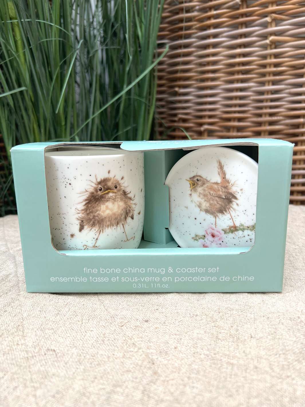 Mintgrüne Geschenkverpackung für das Tasse und Deckel Set mit dem Piepmatz Vogelmotiv von Wrendale Designs.