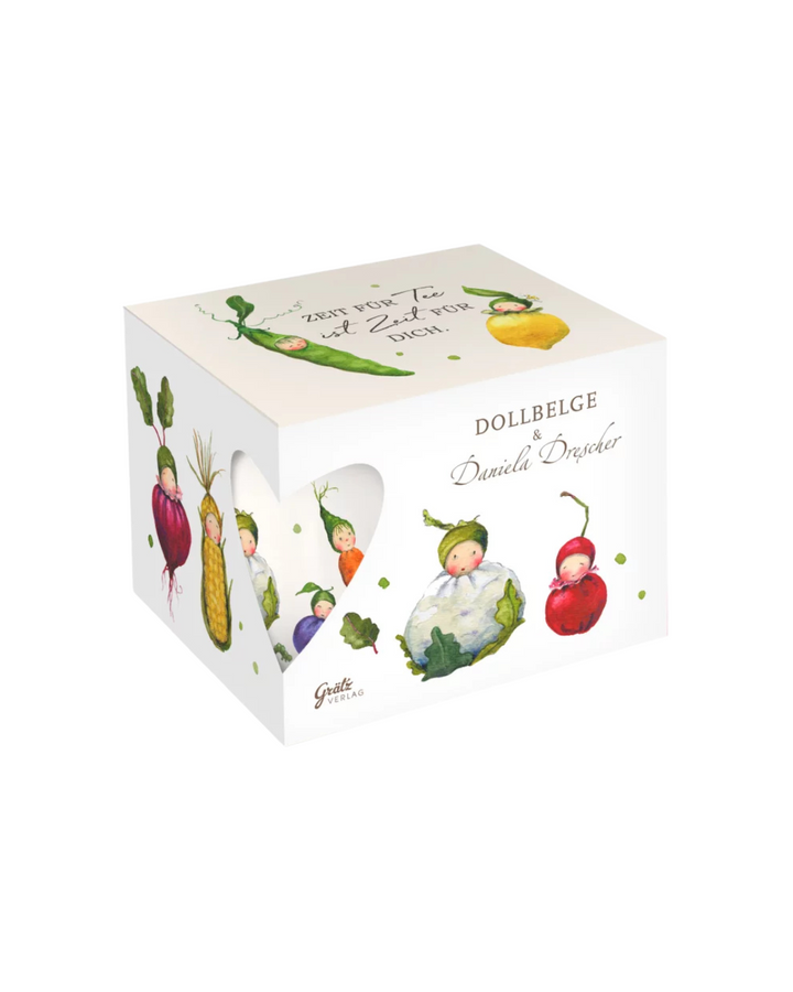Geschenkverpackung mit der Obst- und Gemüsekindern Lieblingstasse vom Grätz Verlag vor weißem Hintergrund. Auf dem Deckel steht: Zeit für Tee ist Zeit für dich.