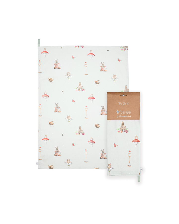 Geschirrtuch „Gartentiere“ von Wrendale Designs ausgebreitet neben seiner Verpackung vor weißem Hintergrund.