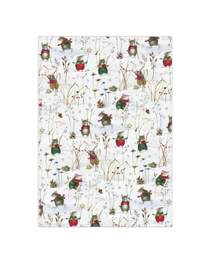 Geschirrtuch Lustige Winterfreunde vom Grätz Verlag vor weißem Hintergrund – Mäuse mit Schals und Jacken spielen fröhlich im Schnee, Illustration von Daniela Drescher.