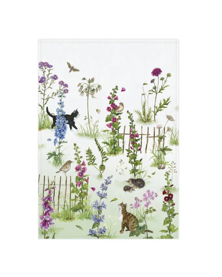 Geschirrtuch Stockrosen vom Grätz Verlag mit liebevoller Illustration von Daniela Drescher. Bunte Stockrosen, Vögel, Schmetterlinge, Katzen und Igel zieren die naturgetreue Gartenszene.