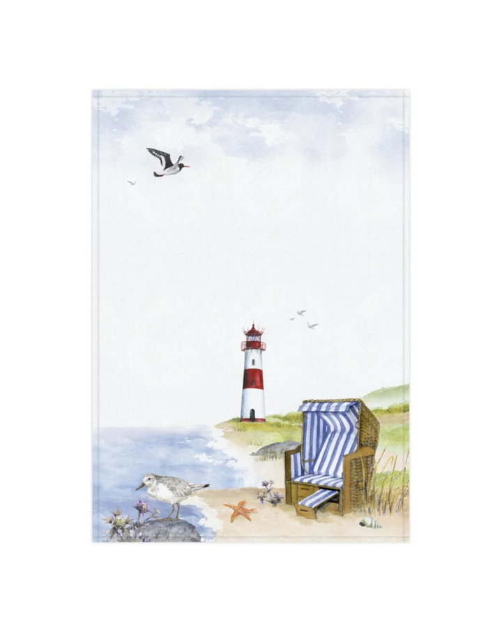 Detailansicht Geschirrtuch Strandkorb Meeresbrise vom Grätz Verlag vor weißem Hintergrund mit Strandkorb und Leuchtturm-Motiv auf Baumwollstoff.