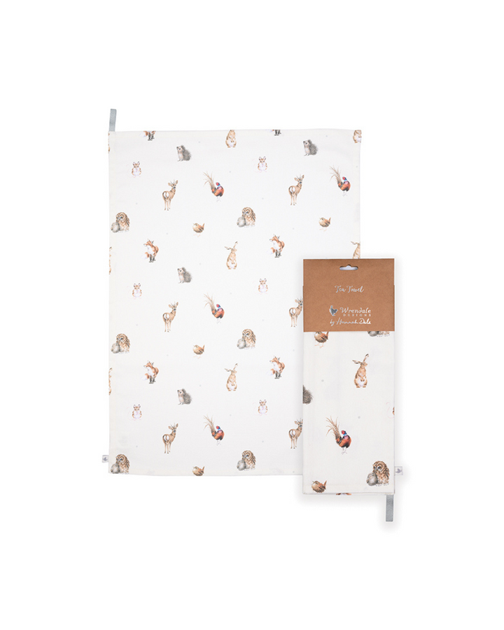 Geschirrtuch „Waldtiere“ von Wrendale Designs mit verpackter Variante vor weißem Hintergrund.