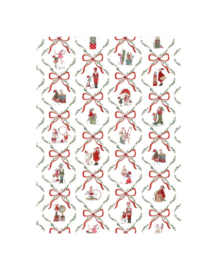 Weihnachtsgeschirrtuch vom Grätz Verlag aus Baumwolle vor weißem Hintergrund, Motiv Weihnachtswerkstatt von Silke Leffler mit Wichteln, Nussknacker und Geschenken in festlichem Design.