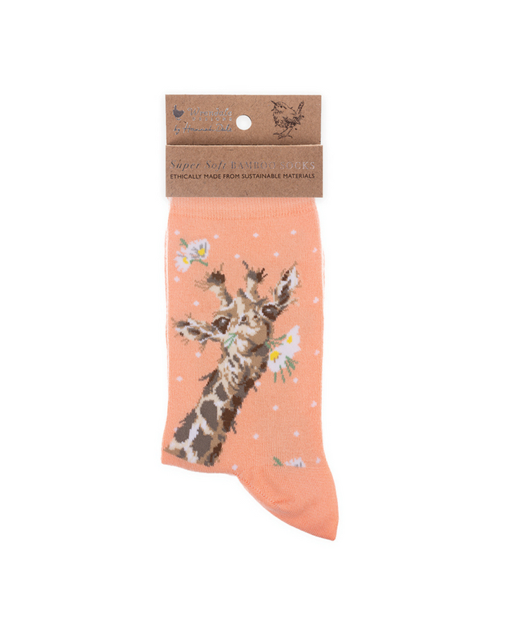 Orangene Giraffen Socken von Wrendale Designs mit der braunen Verpackung vor weißem Hintergrund.