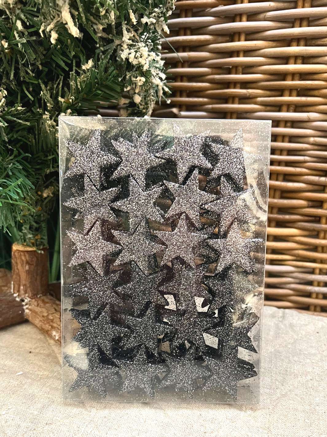 Schwarze und silberne Glitzersterne für die Weihnachtsdekoration