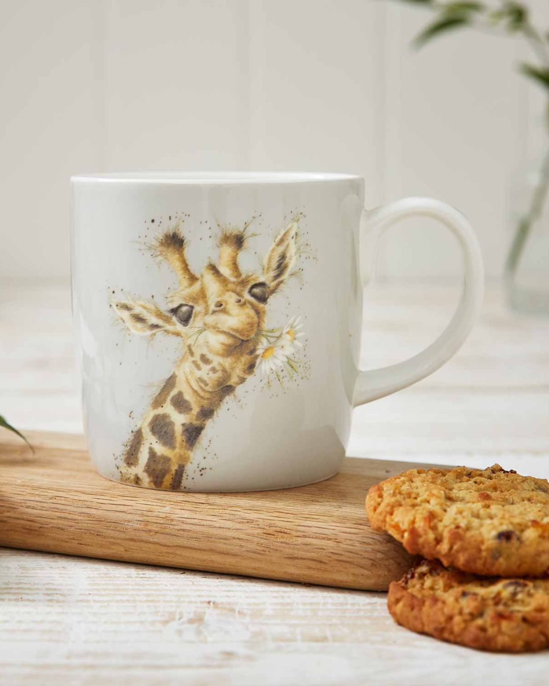 Große Tasse von Wrendale Designs in hellgrau mit einer Giraffe drauf, die genüsslich auf Blumen kaut.