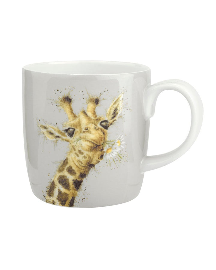 Große hellgraue Tasse von Wrendale Designs mit einem niedlichen Giraffen Motiv drauf.