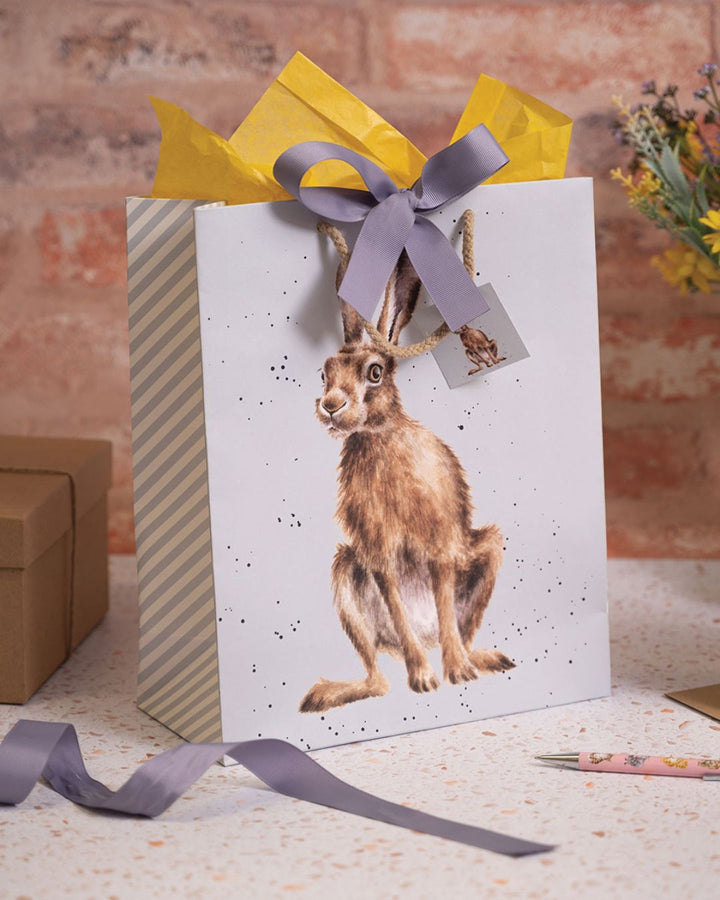 Große Hasen Geschenktasche von Wrendale Designs.