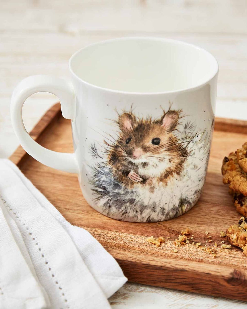 Das Dandelion Motiv zeigt eine Maus, die auf einer Pusteblume sitzt, und ist auf einer großen hellgrauen Tasse von Wrendale Designs abgebildet.