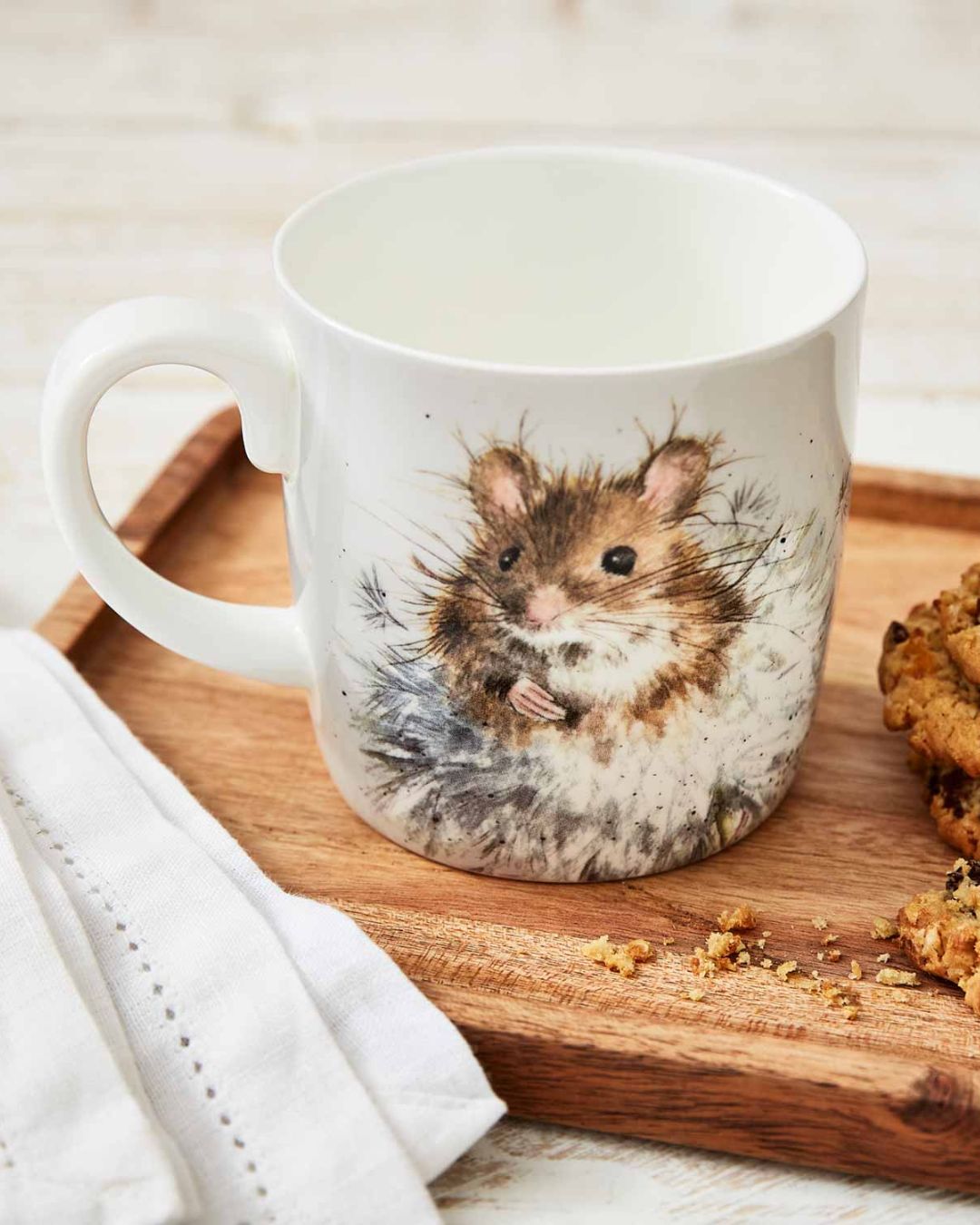 Das Dandelion Motiv zeigt eine Maus, die auf einer Pusteblume sitzt, und ist auf einer großen hellgrauen Tasse von Wrendale Designs abgebildet.