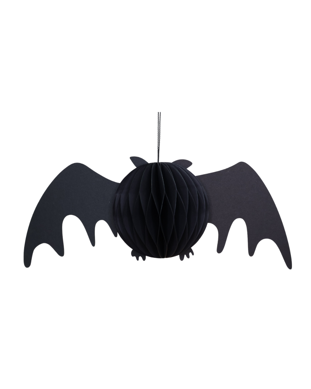 Halloween Deko-Fledermaus groß aus schwarzem Papier in Honigwaben-Optik zum Hängen vor weißem Hintergrund.