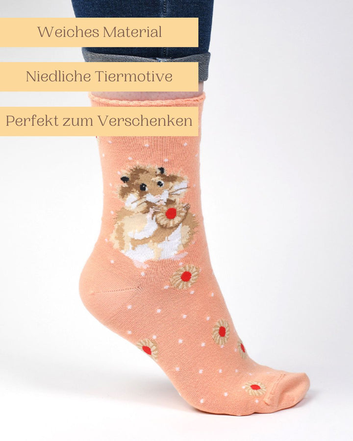 Weiche Bambussocken mit niedlichem Hamster- und Keks-Motiv von Wrendale Designs auch perfekt zum Verschenken.