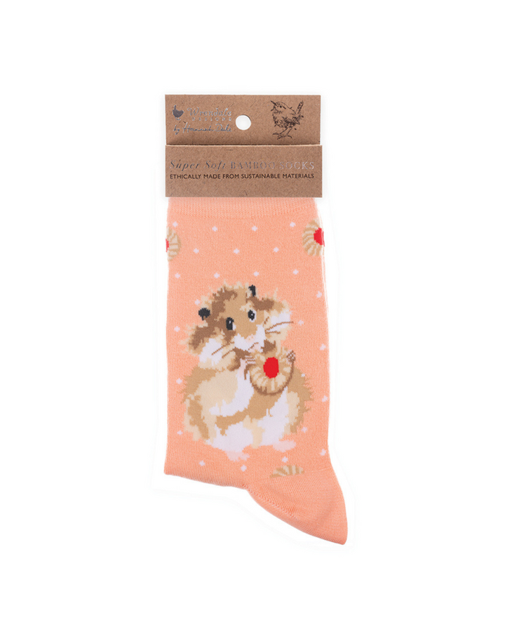 Orange gepunktete weiche Hamster Socken aus Bambusviscose von Wrendale Designs mit der braunen Verpackung vor weißem Hintergrund.