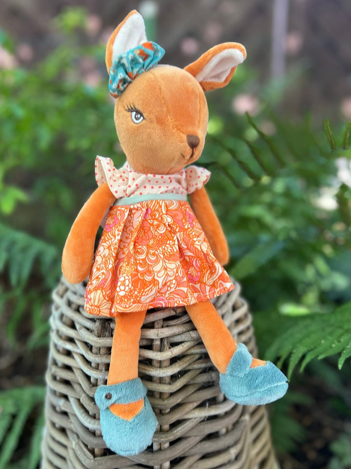 Happy Helga mit gemustertem Rock von Bukowski