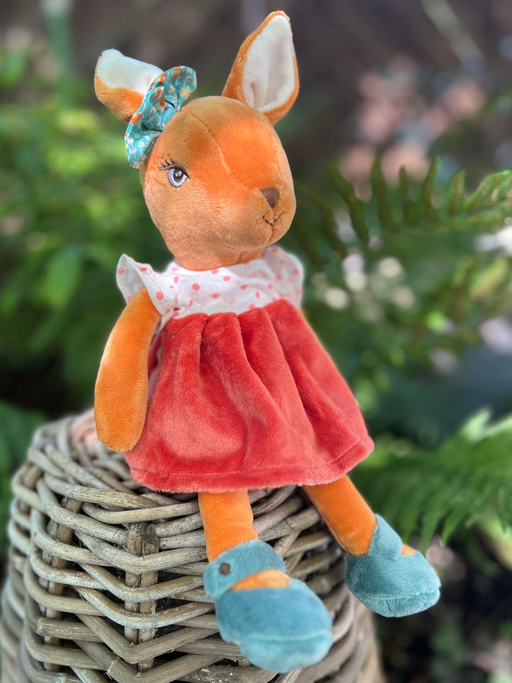 Happy Helga mit rotem Samtrock von Bukowski