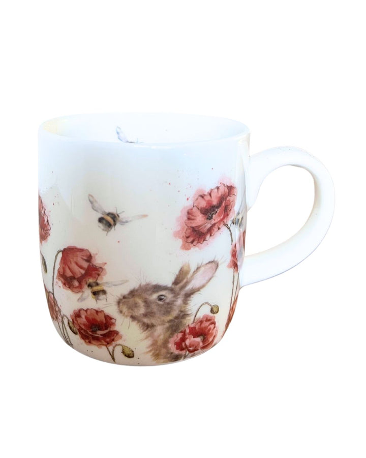 Hase im Mohnblumenfeld mit einer Hummel auf einer schönen Tasse von Wrendale Designs.
