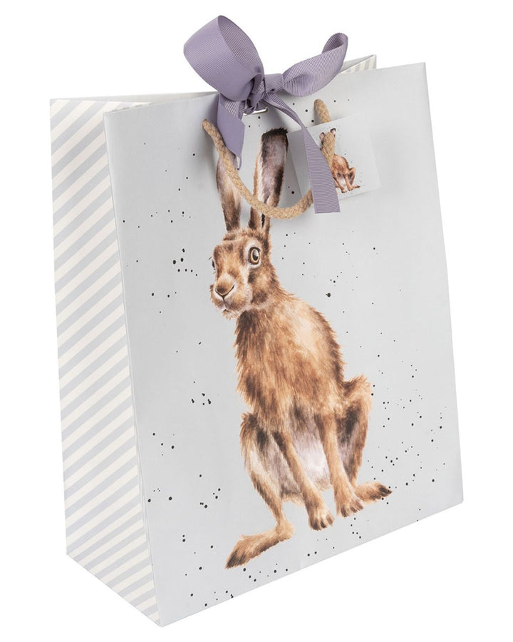 Geschenktasche in der Größe L mit einem Hasen als Motiv von Wrendale Designs.