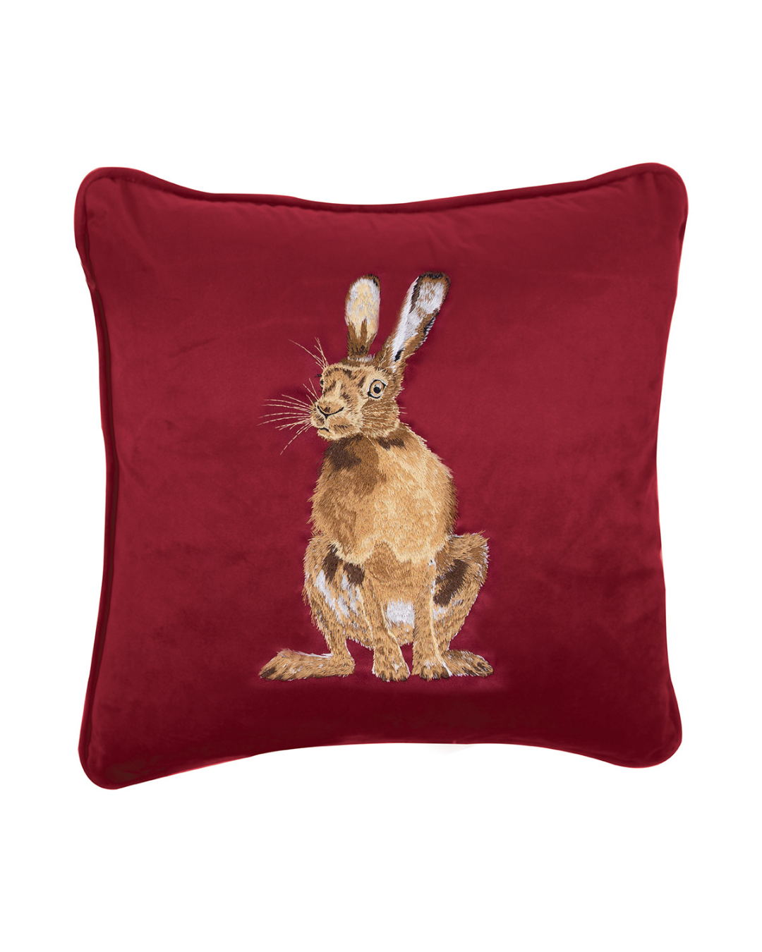 Weinrotes Kissen aus Samt mit aufgesticktem Hasen-Motiv Golden Hour von Wrendale Designs auf weißem Hintergrund.