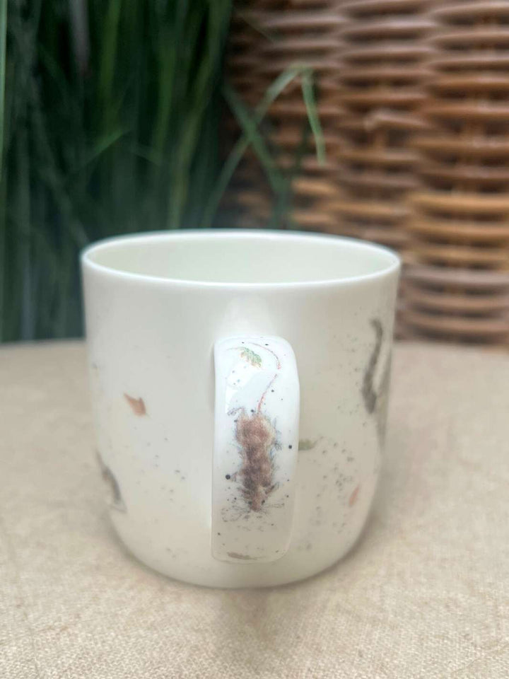 Maus-Motiv auf dem Henkel der Katzen Tasse von Wrendale Designs