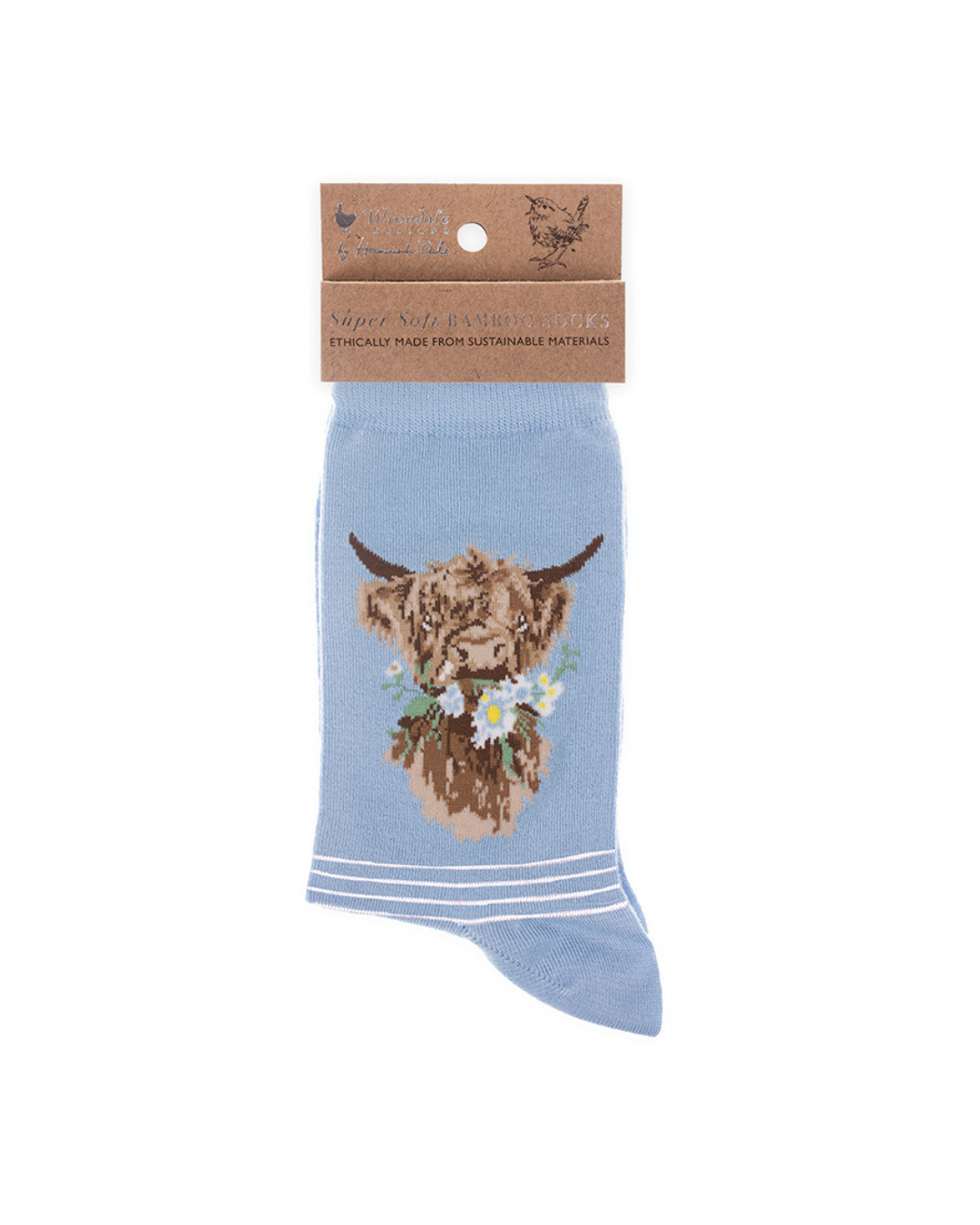 Hellblaue Hochland Kuh Socken von Wrendale Designs mit der braunen Verpackung vor weißem Hintergrund.