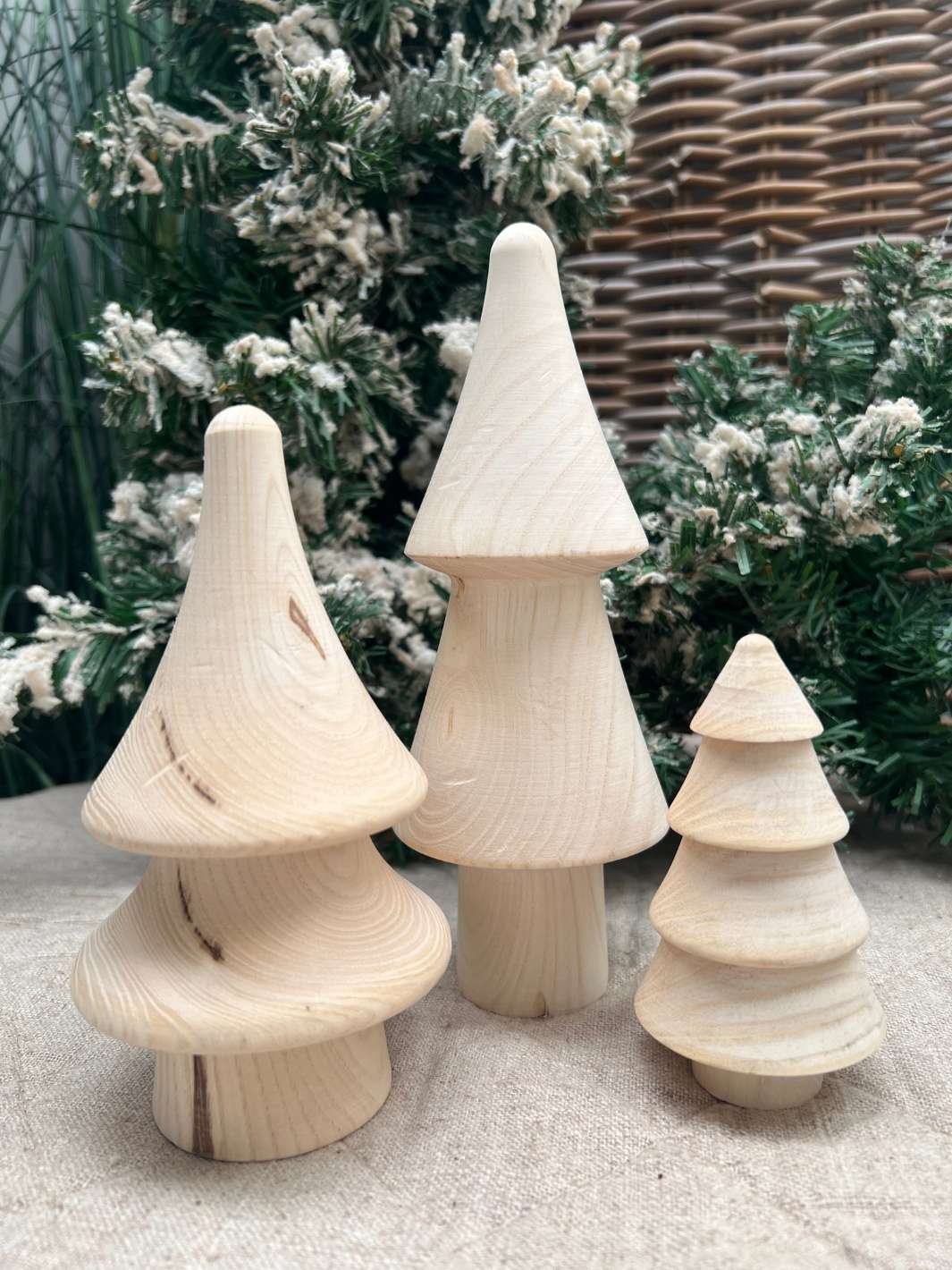 Drei Holz-Tannenbaume von Riviera Maison gemeinsam dekoriert.