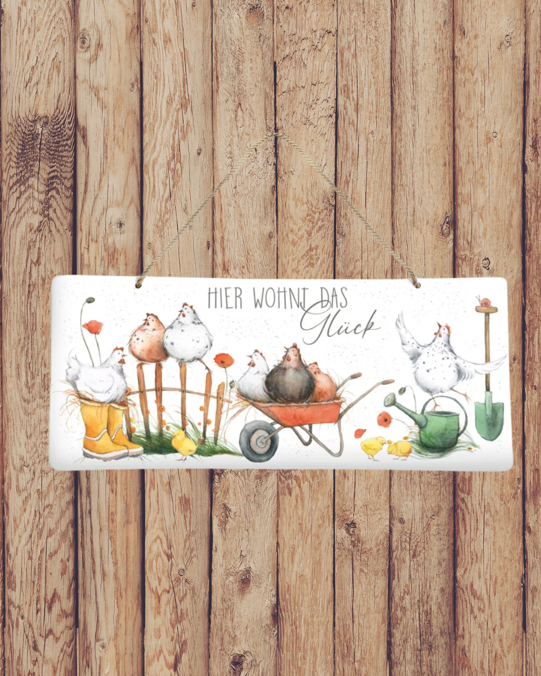 Verspieltes Metallschild „Hühnerbande“ mit Hühnern auf Zaun und Gummistiefeln, illustriert von Daniela Drescher an einer Holzwand.