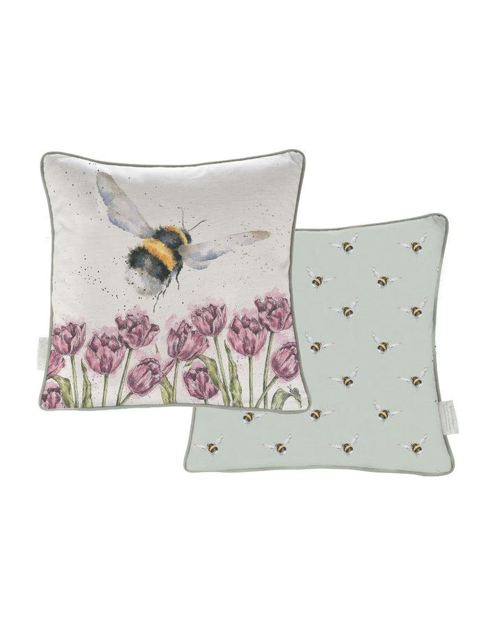 Hummel Motive auf einem Kissen von Wrendale Designs.