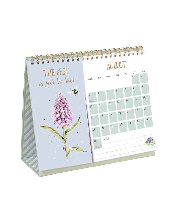 Hummel-Motiv auf hellblauem Hintergrund des Tischkalenders 2026 von Wrendale Designs.