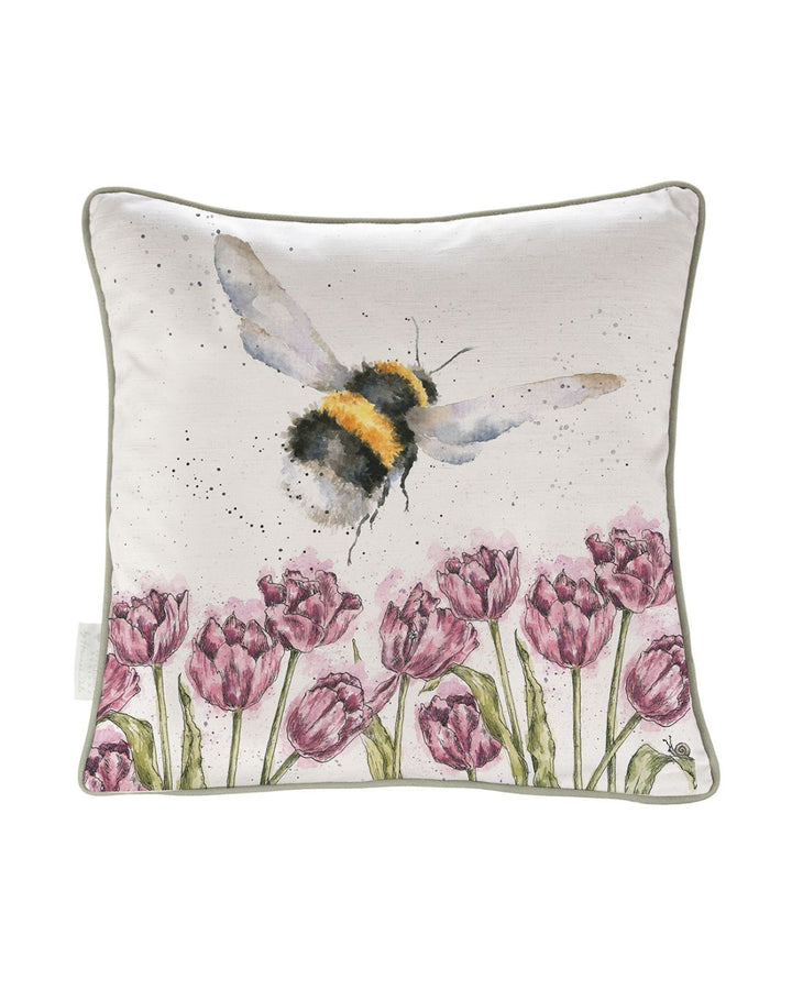Kissen mit dem Motiv einer Hummel, die über Tulpen fliegt von Wrendale Designs.